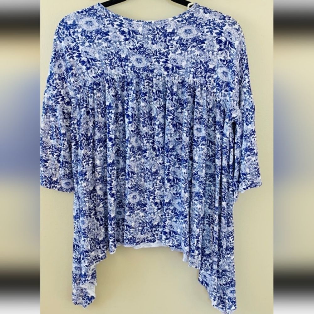 NWT Gemmicks Asymmetrical tunic blue and white floral size small fabulous!